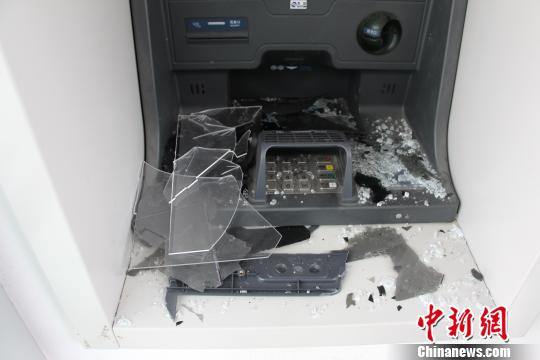 被砸的ATM機(jī)。萬山警方提供