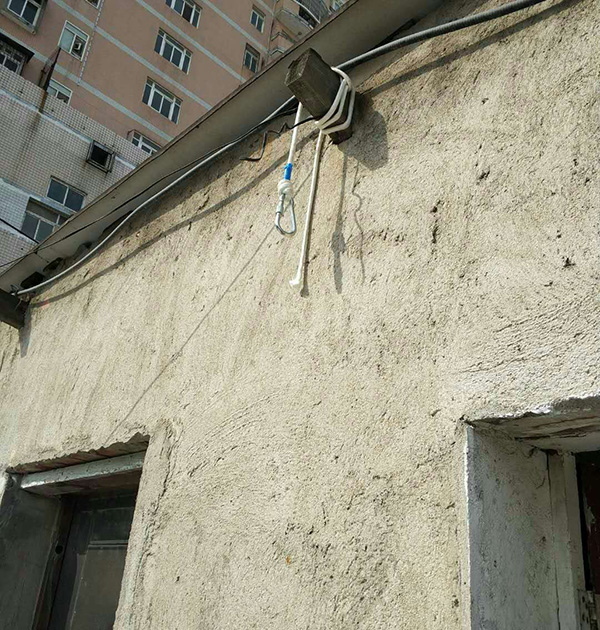 懸掛的登山繩子和房梁。