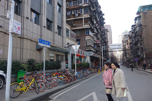 上海路的兩邊，大多是一些老房子。