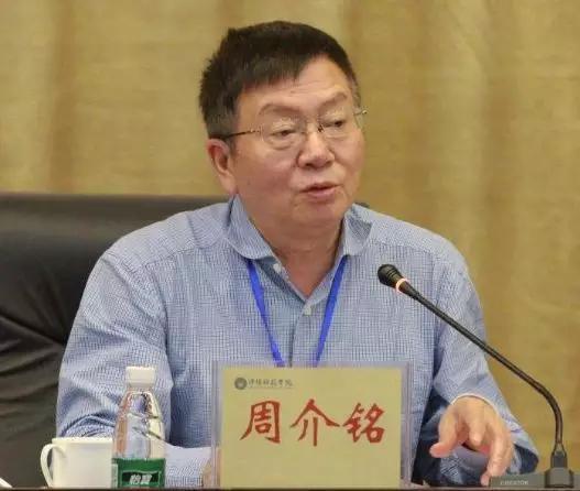 今次落馬的雷寒出生于1957年7月，其學(xué)習(xí)、工作都在重慶醫(yī)科大學(xué)。