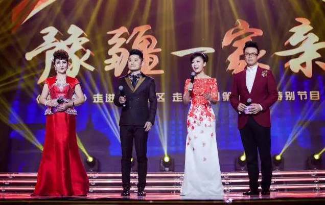 主持人：白燕升、龐曉戈、關(guān)楓、熱娜·古麗（從右到左）