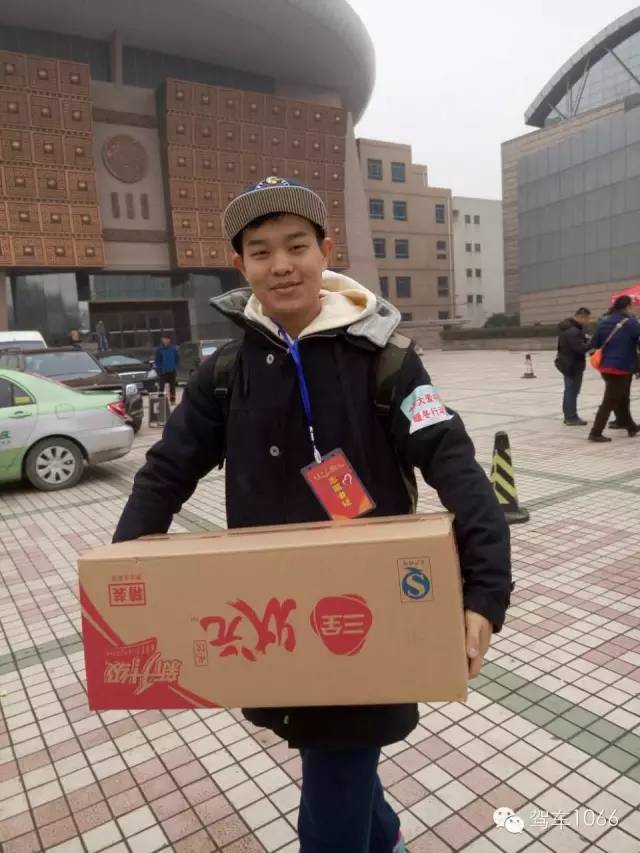 河南電臺(tái)1066主持人小澤，搬送愛心餃子。