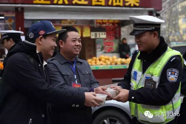 新華社攝影記者李博，也隨我們1066小分隊(duì)一路同行他也為我們記錄下了一幕幕溫暖的瞬間。