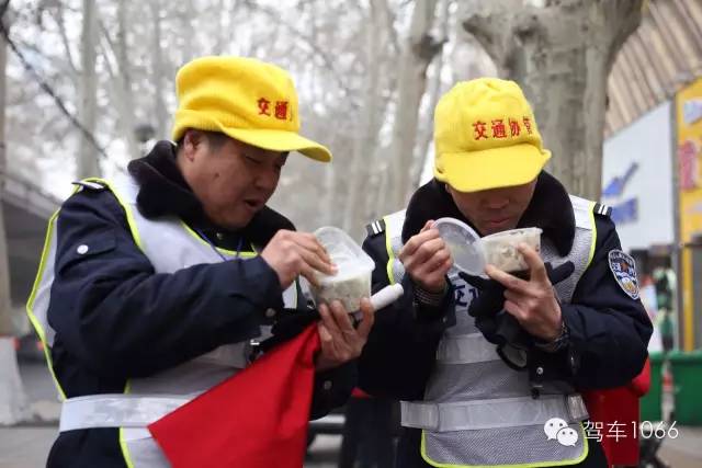 1066小分隊(duì)和志愿者來到金水路文化路，給這里執(zhí)勤的交警和協(xié)管送去暖心餃子。