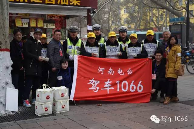 1066小分隊(duì)和志愿者來到金水路文化路，給這里執(zhí)勤的交警和協(xié)管送去暖心餃子。