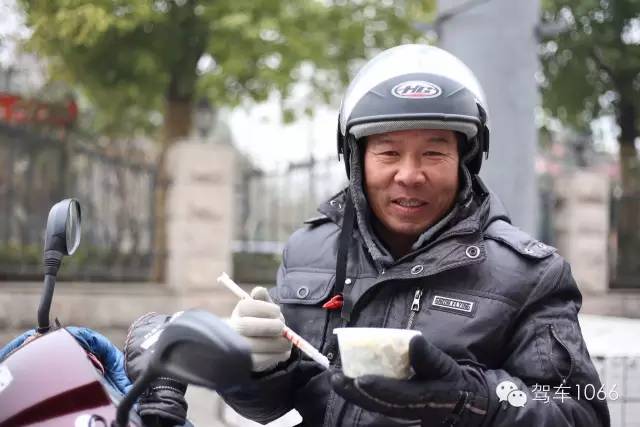 1066小分隊(duì)來到紫荊山（摩的司機(jī)、出租車司機(jī)、市民)，給他們送去餃子。