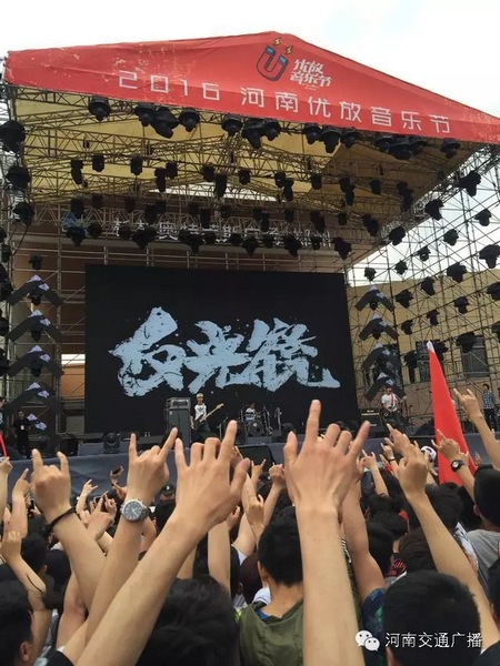 這么多朋友！默契的舉著一個(gè)手勢(shì)！