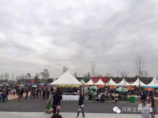 雖然天空已經(jīng)烏云密布，但大家的熱情絲毫不減！
