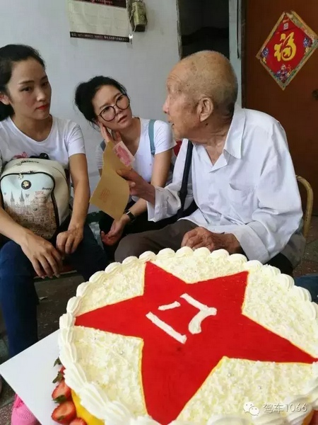 二姐們認(rèn)真聽老兵講抗戰(zhàn)的故事，老人年事已高，記憶都是轟炸！轟炸！轟炸！