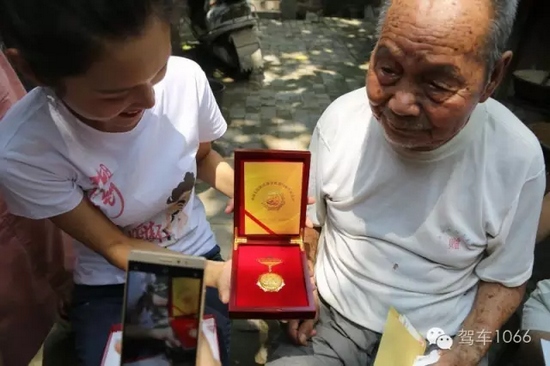 老兵聽不到我們在說什么，今年98了。