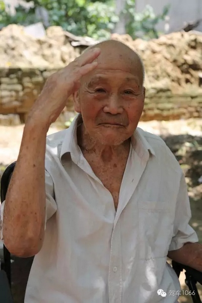 老兵身子骨不行了，九十多歲了……也許軍禮不那么標(biāo)準(zhǔn)了，但是這一幕還是感動到了我們……