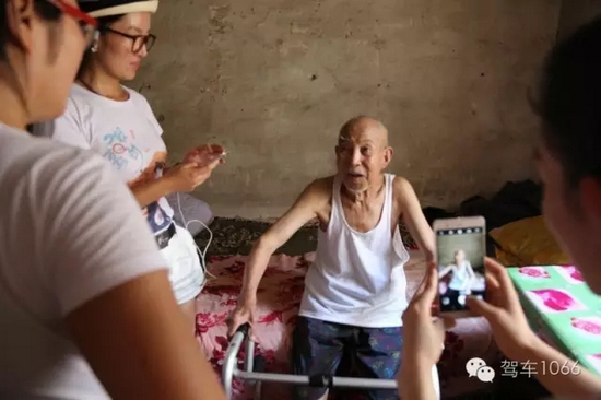 老兵老兵，你的勛章呢，國家給你的那個？