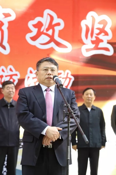 省委宣傳部副部長、省新聞出版廣電局局長朱夏炎宣布《打贏脫貧攻堅(jiān)戰(zhàn)》大型采訪活動(dòng)正式啟動(dòng)。