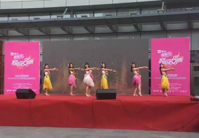 伴隨著舞蹈演員們的開場(chǎng)，比賽在上午10點(diǎn)半正式拉開序幕