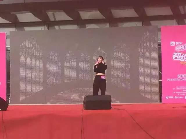 這pose一看就是在飆高音，猜猜看她唱的是哪首歌？