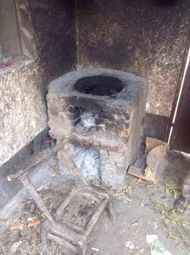 走訪另一個貧困家庭，進去之后才知道什么是真正的一貧如洗、家徒四壁。