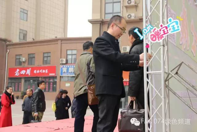 寒江副總監(jiān)親力親為，事無巨細(xì)。偶像真是暖暖惹人愛呢！