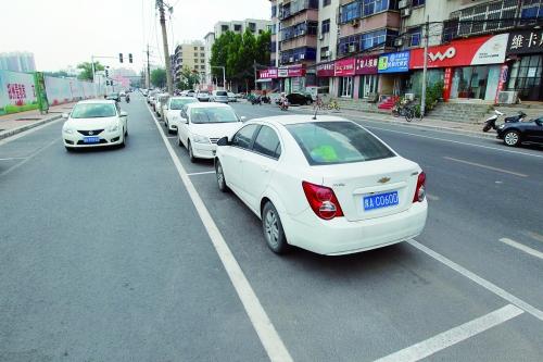 鄭州首創(chuàng)“內(nèi)嵌式”停車位長啥樣？ 市民直呼沒見過