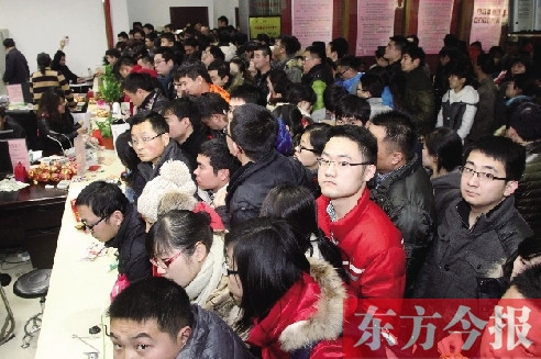 昨日上午，鄭州市金水區(qū)民政局婚姻登記處，領證的新人擠滿了辦證大廳