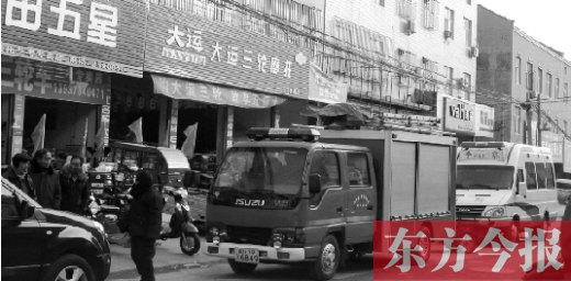 火災(zāi)發(fā)生后，袁厲害家門前的大路上停滿了消防車和警車