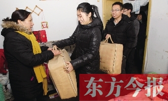 昨天下午，多位東方今報愛心讀者前往鄭州市困難戶家中贈送棉被