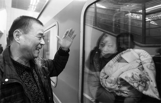 車(chē)要開(kāi)了，史振星揮手向女兒懷中的外孫告別。女兒帶著剛剛出生43天的孩子，要到千里之外湖南的婆婆家過(guò)新