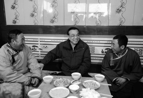今年2月4日，李克強(qiáng)來到內(nèi)蒙古興安視察，與村民們拉家常