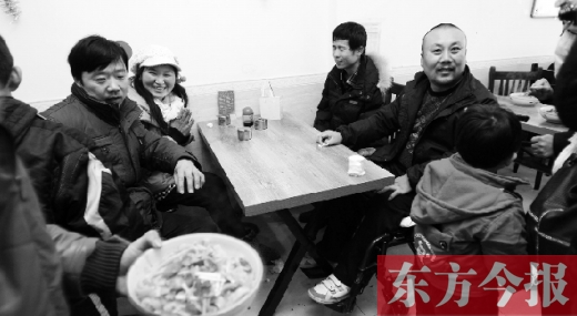 1月26日，坐著輪椅的袁海軍再次出現(xiàn)在李剛的面館，這次和他同來的是他的3位殘疾人朋友