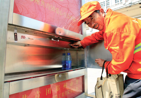 3月27日，鄭州紫荊山立交橋下，出現(xiàn)一種“直飲水機”，市民稱其為機器“送水哥”