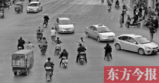 四月九日，鄭州市黃河路與經(jīng)八路交叉口，“中國式過馬路”現(xiàn)象仍很常見