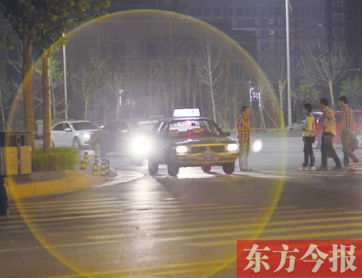 昨晚，鄭州火車東站，一些出租車?？吭诼愤?，見到行人不時(shí)主動(dòng)搭訕 東方今報(bào)暗訪組 攝