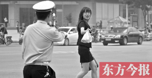 一名女子闖紅燈，并且躲避交警的處罰
