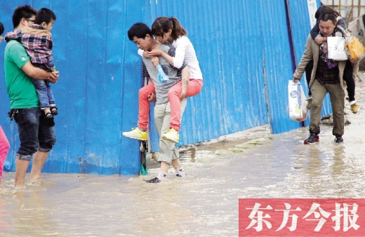 雨后鄭州，“背人過河”成了一道甜蜜又無奈的風(fēng)景 東方今報記者 沈翔 攝