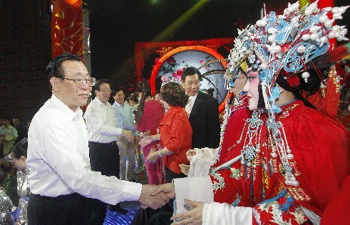 頒獎(jiǎng)晚會(huì)結(jié)束后，王剛（左一）、郭庚茂（左二）、謝伏瞻（左三）上臺和演職人員握手