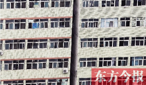 鄭州市城中村眾多類似這樣火柴盒式的房間，成了大中專畢業(yè)生們暫時(shí)安放青春和夢(mèng)想的地方