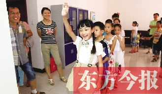 成長(zhǎng)訓(xùn)練營(yíng)面試在東方今報(bào)發(fā)行中心舉行。圖為面試現(xiàn)場(chǎng)