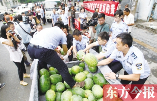 過(guò)秤開始，鄭州管城區(qū)城市管理執(zhí)法局等五局委共買了96500斤西瓜