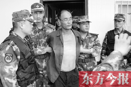 7月27日13時(shí)50分許，駐馬店市西平縣的“7·25”連環(huán)殺人案犯罪嫌疑人丁金華（左三）在禹州落網(wǎng)
