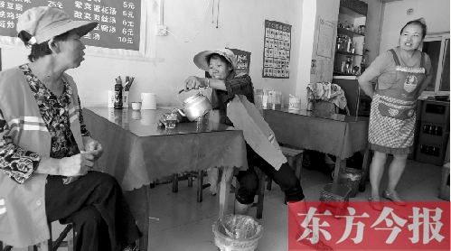 7月30日下午，鄭州市建設(shè)路一家面館老板毋女士，給兩位環(huán)衛(wèi)工端水解暑