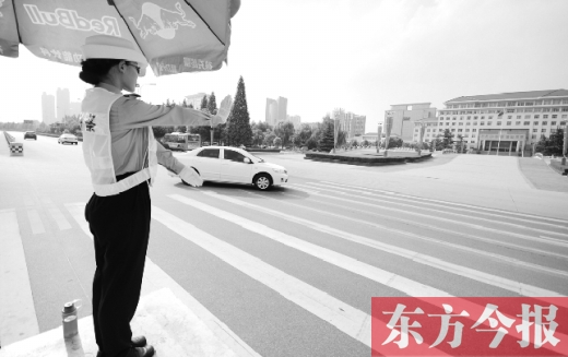 昨日，駐馬店市開(kāi)源大道，女交警冒高溫指揮交通