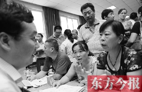 帶著孩子小升初的諸多疑問(wèn)，眾多家長(zhǎng)（右）向教育部門咨詢