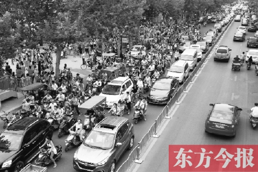 鄭州市城東路上，因為附近兩所小學開學，造成交通大擁堵