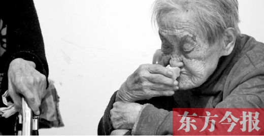在鄭州惠濟區(qū)紅樹林老年療養(yǎng)院內(nèi)，一位老人在吃蛋糕