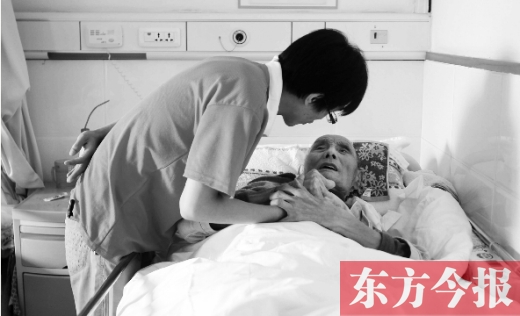 10月11日，鄭州愛馨養(yǎng)老集團。護工對老人無微不至地關懷照顧