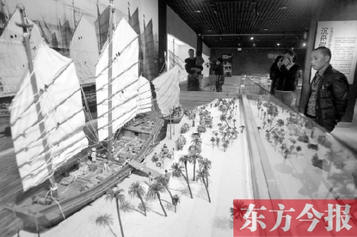 10月19日，大海的方向——西沙華光礁一號(hào)沉船寶藏展在省博物院舉行。圖為一位市民在觀看當(dāng)時(shí)（宋朝）工