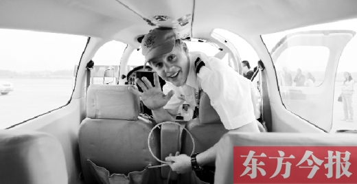 “歡呼”降落鄭州國際機(jī)場，杰克透過舷窗向人們打招呼