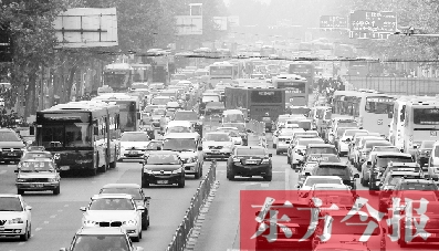 昨日下午4點(diǎn)，在花園路與黃河路口附近，車堵成了“一鍋粥”
