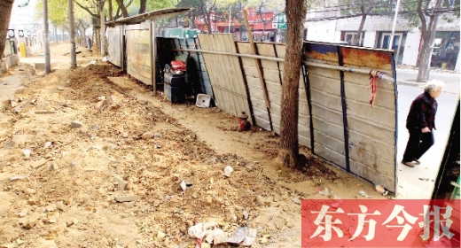 鄭州市紅專路與政七街交叉口，一工地“圍而不動(dòng)”，步行者只好擇路而行