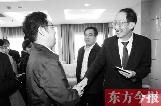 崔琦先生握手東方今報(bào)記者靳暉，感謝他把照片珍藏了15年