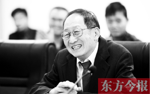 10月24日，美籍華人、諾貝爾物理學(xué)獎獲得者崔琦先生來鄭訪問
